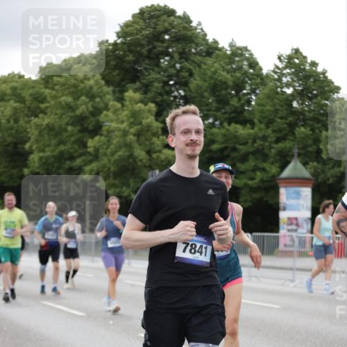 29.06.2025 - hella hamburg halbmarathon Jannik Wohlers http://msf.ph/oto/8151027 29.06.2025 10:51:12 Lombardsbrücke 1997, 2308, 2484, 2485, 2593, 2736, 2778, 3240, 3991, 4748, 4808, 4878, 5291, 5394, 5716, 5717, 6007, 6091, 6885, 6945, 6947, 6954, 7769, 7841, 7871, 7992, 8125, 8399, 9340, 9462, 9582, 9583, 9763, 10496, 10521, 10830, 11268, 11575, 11875, 11913, 12766, 13079, 13598, 13710, 13769, 15092, 15776, 16595, 16642, 16807, 17641, 19106 meine-sportfotos.de