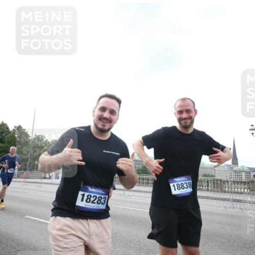 29.06.2025 - hella hamburg halbmarathon Jannik Wohlers http://msf.ph/oto/8151035 29.06.2025 10:31:39 Lombardsbrücke 1311, 2349, 2384, 2672, 2943, 3221, 3239, 3358, 3751, 3752, 3822, 4314, 4605, 4877, 4924, 5156, 5496, 5601, 5658, 5743, 6218, 6252, 6718, 6727, 7135, 7239, 7295, 7344, 7535, 7570, 7695, 7789, 7816, 7898, 8538, 11168, 11462, 12136, 12319, 12663, 12755, 13026, 14029, 14191, 14536, 14599, 15471, 16200, 17118, 17342, 17958, 18283, 18369, 18428, 18838, 18931 meine-sportfotos.de