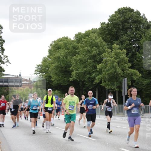 29.06.2025 - hella hamburg halbmarathon Jannik Wohlers http://msf.ph/oto/8151085 29.06.2025 10:51:14 Lombardsbrücke 1997, 2308, 2593, 2736, 2778, 3240, 3991, 4748, 4808, 4878, 5291, 5394, 5534, 5716, 5717, 6007, 6091, 6885, 6945, 6947, 6954, 7769, 7841, 7871, 7992, 8125, 8399, 9340, 9462, 10496, 10521, 10693, 10830, 11268, 11875, 11913, 12766, 13151, 13152, 13598, 13710, 13769, 15092, 16595, 16642, 16807, 17364, 17641 meine-sportfotos.de