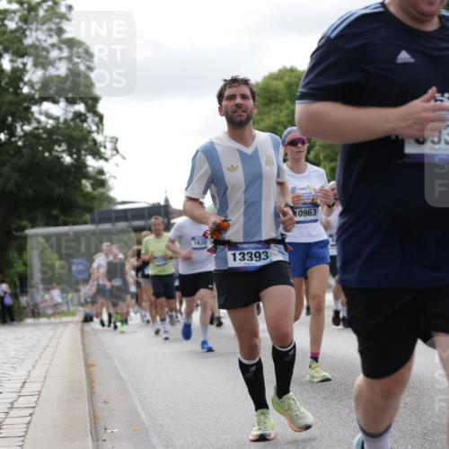 29.06.2025 - hella hamburg halbmarathon Jannik Wohlers http://msf.ph/oto/8151093 29.06.2025 10:14:29 Lombardsbrücke 1071, 1379, 1575, 2046, 2140, 2601, 2690, 3025, 3454, 3507, 3509, 3691, 3844, 4641, 5608, 5800, 5981, 6181, 6248, 6935, 7195, 7439, 8055, 8239, 8275, 8522, 8563, 8755, 8854, 9113, 9173, 9556, 9663, 9709, 9911, 10391, 10589, 10717, 10963, 11271, 11611, 11643, 13212, 13366, 13386, 13393, 13673, 13674, 13683, 14015, 14195, 14452, 14497, 14999, 15037, 15038, 15700, 16208, 16419, 16776, 17296, 17453, 17708, 17847, 18015, 18176 meine-sportfotos.de