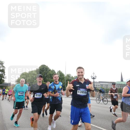 29.06.2025 - hella hamburg halbmarathon Jannik Wohlers http://msf.ph/oto/8151111 29.06.2025 10:31:57 Lombardsbrücke 1640, 1987, 2349, 2943, 3022, 3365, 3653, 3707, 3778, 4314, 4365, 4605, 4857, 5496, 5658, 5743, 5941, 6218, 6252, 6312, 6315, 7239, 7468, 7535, 7702, 8124, 8127, 8175, 8303, 8625, 8787, 8840, 8914, 8993, 9125, 9206, 9706, 9765, 10002, 10248, 10828, 10924, 11168, 11205, 11225, 11362, 11787, 11972, 12136, 12443, 12864, 12936, 13284, 13423, 13959, 13960, 14029, 14099, 14105, 14159, 14191, 14494, 14599, 14788, 14888, 15086, 15088, 15120, 15147, 15364, 15569, 15987 meine-sportfotos.de