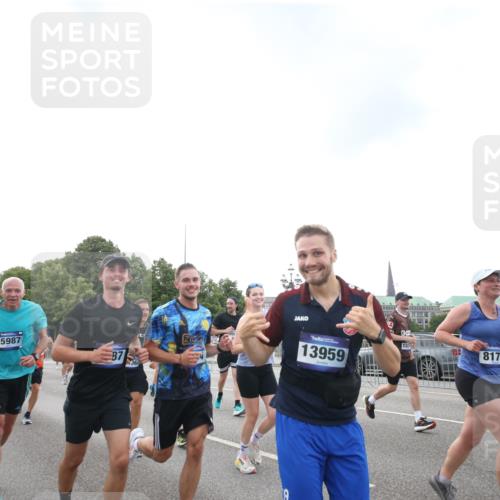 29.06.2025 - hella hamburg halbmarathon Jannik Wohlers http://msf.ph/oto/8151128 29.06.2025 10:31:57 Lombardsbrücke 1640, 1987, 2349, 2943, 3022, 3365, 3653, 3707, 3778, 4314, 4365, 4605, 4857, 5496, 5658, 5743, 5941, 6218, 6252, 6312, 6315, 7239, 7468, 7535, 7702, 8124, 8127, 8175, 8303, 8625, 8787, 8840, 8914, 8993, 9125, 9206, 9706, 9765, 10002, 10248, 10828, 10924, 11168, 11205, 11225, 11362, 11787, 11972, 12136, 12443, 12864, 12936, 13284, 13423, 13959, 13960, 14029, 14099, 14105, 14159, 14191, 14494, 14599, 14788, 14888, 15086, 15088, 15120, 15147, 15364, 15569, 15987 meine-sportfotos.de