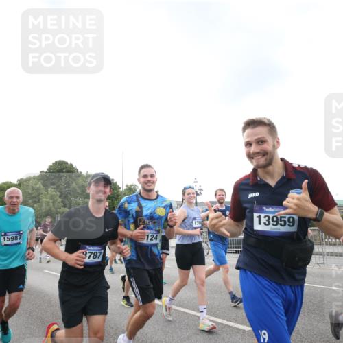 29.06.2025 - hella hamburg halbmarathon Jannik Wohlers http://msf.ph/oto/8151140 29.06.2025 10:31:58 Lombardsbrücke 1640, 1987, 2349, 2943, 3022, 3365, 3653, 3707, 3778, 4314, 4365, 4605, 4857, 5658, 5743, 5783, 5941, 6218, 6228, 6252, 6312, 6315, 7239, 7468, 7535, 7702, 8124, 8127, 8175, 8303, 8625, 8787, 8840, 8914, 8993, 9125, 9206, 9706, 9765, 10002, 10248, 10828, 10924, 11205, 11225, 11362, 11787, 11972, 12136, 12443, 12864, 12936, 13284, 13423, 13959, 13960, 14029, 14099, 14105, 14159, 14191, 14494, 14599, 14788, 14888, 15086, 15088, 15120, 15147, 15364, 15569, 15987 meine-sportfotos.de