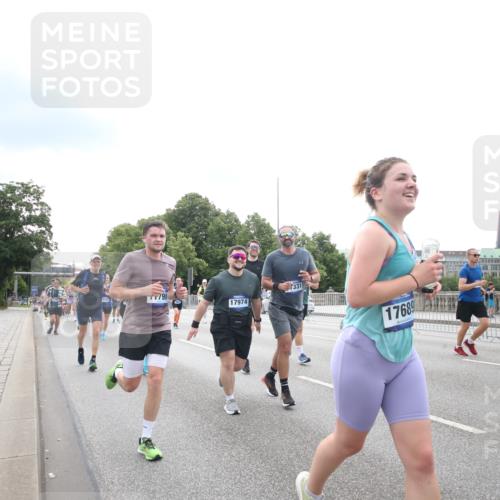 29.06.2025 - hella hamburg halbmarathon Jannik Wohlers http://msf.ph/oto/8151230 29.06.2025 10:35:11 Lombardsbrücke 1336, 1730, 1786, 1821, 2001, 2425, 2787, 3243, 4333, 4703, 4704, 4902, 4965, 5147, 5240, 5793, 6381, 6746, 6867, 7382, 8249, 8567, 9342, 9470, 9803, 9806, 9819, 10565, 10652, 11838, 11839, 12026, 12851, 13240, 13505, 13805, 13899, 14402, 14684, 15032, 16710, 17289, 17331, 17689, 17868, 17883, 17974, 17996, 17998, 18036, 18269, 18292, 18361, 18524, 18912 meine-sportfotos.de