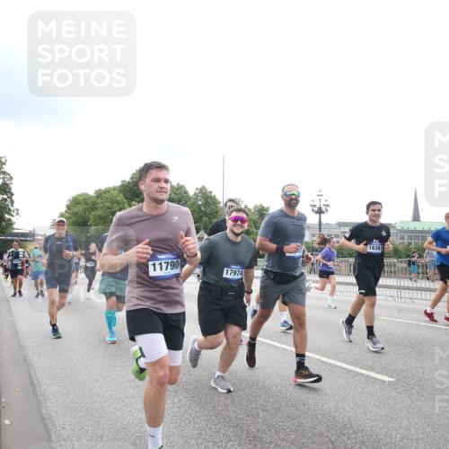 29.06.2025 - hella hamburg halbmarathon Jannik Wohlers http://msf.ph/oto/8151260 29.06.2025 10:35:11 Lombardsbrücke 1336, 1730, 1786, 1821, 2001, 2425, 2787, 3243, 4333, 4703, 4704, 4902, 4965, 5147, 5240, 5793, 6381, 6746, 6867, 7382, 8249, 8567, 9342, 9470, 9803, 9806, 9819, 10565, 10652, 11838, 11839, 12026, 12851, 13240, 13505, 13805, 13899, 14402, 14684, 15032, 16710, 17289, 17331, 17689, 17868, 17883, 17974, 17996, 17998, 18036, 18269, 18292, 18361, 18524, 18912 meine-sportfotos.de