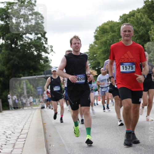 29.06.2025 - hella hamburg halbmarathon Jannik Wohlers http://msf.ph/oto/8151274 29.06.2025 10:14:35 Lombardsbrücke 1071, 1296, 1379, 1575, 1745, 2046, 2140, 2601, 2690, 3025, 3454, 3507, 3509, 3844, 4495, 4641, 5608, 5800, 6181, 6248, 7195, 7439, 7881, 8055, 8237, 8239, 8275, 8522, 8563, 8609, 8854, 9113, 9173, 9911, 9975, 10589, 10717, 10963, 11271, 11598, 11611, 11643, 11683, 12634, 13212, 13393, 13683, 14015, 14195, 14452, 14497, 14617, 14999, 15037, 15038, 15700, 16208, 16419, 17128, 17708, 17847, 18015, 18176 meine-sportfotos.de