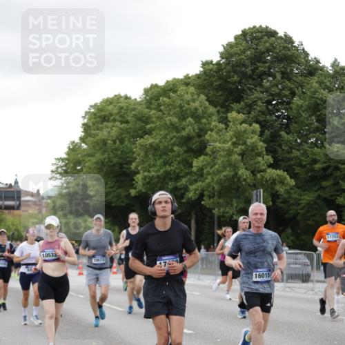 29.06.2025 - hella hamburg halbmarathon Jannik Wohlers http://msf.ph/oto/8151287 29.06.2025 10:51:33 Lombardsbrücke 1418, 1978, 3038, 4598, 4606, 5062, 5534, 6456, 6604, 7682, 8250, 8251, 8621, 9220, 9460, 9590, 9594, 9673, 9730, 10533, 10673, 10693, 10830, 11101, 11375, 12065, 12510, 12969, 13151, 13152, 14720, 14937, 14959, 15128, 16015, 16234, 17253, 17277, 17364, 17429, 17902, 18078, 18615, 18780, 18975 meine-sportfotos.de