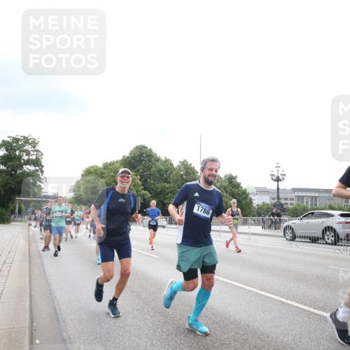 29.06.2025 - hella hamburg halbmarathon Jannik Wohlers http://msf.ph/oto/8151300 29.06.2025 10:35:13 Lombardsbrücke 1336, 1730, 1786, 1821, 2001, 2425, 2787, 3243, 4333, 4902, 4965, 5147, 5240, 5793, 6381, 6746, 6867, 7382, 8567, 9342, 9470, 9803, 9806, 9819, 10565, 10652, 12026, 12408, 12851, 13240, 13318, 13505, 13805, 13899, 14402, 14684, 15032, 16487, 16710, 17289, 17331, 17689, 17817, 17868, 17883, 17974, 17996, 17998, 18036, 18292, 18361, 18524, 18570, 18912 meine-sportfotos.de