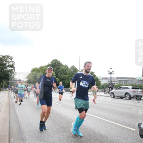29.06.2025 - hella hamburg halbmarathon Jannik Wohlers http://msf.ph/oto/8151306 29.06.2025 10:35:13 Lombardsbrücke 1336, 1730, 1786, 1821, 2001, 2425, 2787, 3243, 4333, 4902, 4965, 5147, 5240, 5793, 6381, 6746, 6867, 7382, 8567, 9342, 9470, 9803, 9806, 9819, 10565, 10652, 12026, 12408, 12851, 13240, 13318, 13505, 13805, 13899, 14402, 14684, 15032, 16487, 16710, 17289, 17331, 17689, 17817, 17868, 17883, 17974, 17996, 17998, 18036, 18292, 18361, 18524, 18570, 18912 meine-sportfotos.de