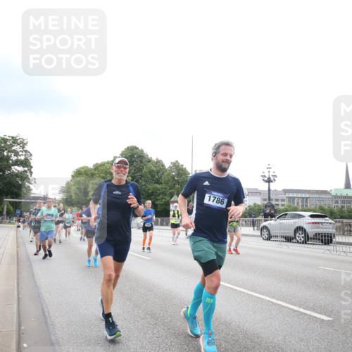 29.06.2025 - hella hamburg halbmarathon Jannik Wohlers http://msf.ph/oto/8151313 29.06.2025 10:35:13 Lombardsbrücke 1336, 1730, 1786, 1821, 2001, 2425, 2787, 3243, 4333, 4902, 4965, 5147, 5240, 5793, 6381, 6746, 6867, 7382, 8567, 9342, 9470, 9803, 9806, 9819, 10565, 10652, 12026, 12408, 12851, 13240, 13318, 13505, 13805, 13899, 14402, 14684, 15032, 16487, 16710, 17289, 17331, 17689, 17817, 17868, 17883, 17974, 17996, 17998, 18036, 18292, 18361, 18524, 18570, 18912 meine-sportfotos.de