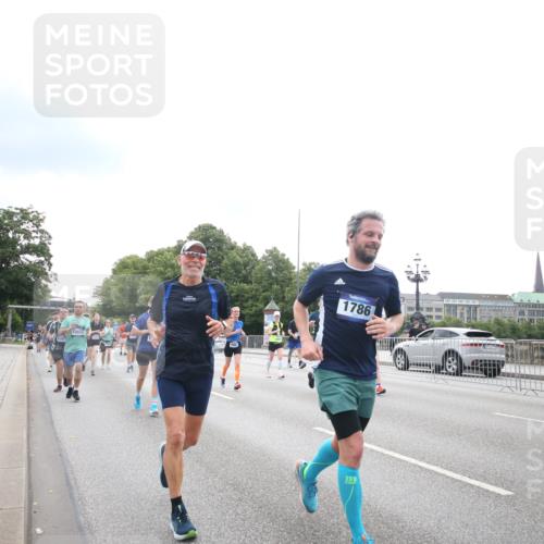 29.06.2025 - hella hamburg halbmarathon Jannik Wohlers http://msf.ph/oto/8151319 29.06.2025 10:35:13 Lombardsbrücke 1336, 1730, 1786, 1821, 2001, 2425, 2787, 3243, 4333, 4902, 4965, 5147, 5240, 5793, 6381, 6746, 6867, 7382, 8567, 9342, 9470, 9803, 9806, 9819, 10565, 10652, 12026, 12408, 12851, 13240, 13318, 13505, 13805, 13899, 14402, 14684, 15032, 16487, 16710, 17289, 17331, 17689, 17817, 17868, 17883, 17974, 17996, 17998, 18036, 18292, 18361, 18524, 18570, 18912 meine-sportfotos.de
