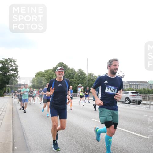 29.06.2025 - hella hamburg halbmarathon Jannik Wohlers http://msf.ph/oto/8151328 29.06.2025 10:35:13 Lombardsbrücke 1336, 1730, 1786, 1821, 2001, 2425, 2787, 3243, 4333, 4902, 4965, 5147, 5240, 5793, 6381, 6746, 6867, 7382, 8567, 9342, 9470, 9803, 9806, 9819, 10565, 10652, 12026, 12408, 12851, 13240, 13318, 13505, 13805, 13899, 14402, 14684, 15032, 16487, 16710, 17289, 17331, 17689, 17817, 17868, 17883, 17974, 17996, 17998, 18036, 18292, 18361, 18524, 18570, 18912 meine-sportfotos.de