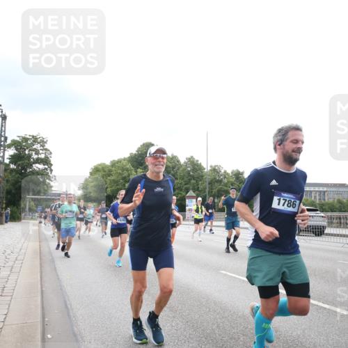29.06.2025 - hella hamburg halbmarathon Jannik Wohlers http://msf.ph/oto/8151335 29.06.2025 10:35:13 Lombardsbrücke 1336, 1730, 1786, 1821, 2001, 2425, 2787, 3243, 4333, 4902, 4965, 5147, 5240, 5793, 6381, 6746, 6867, 7382, 8567, 9342, 9470, 9803, 9806, 9819, 10565, 10652, 12026, 12408, 12851, 13240, 13318, 13505, 13805, 13899, 14402, 14684, 15032, 16487, 16710, 17289, 17331, 17689, 17817, 17868, 17883, 17974, 17996, 17998, 18036, 18292, 18361, 18524, 18570, 18912 meine-sportfotos.de