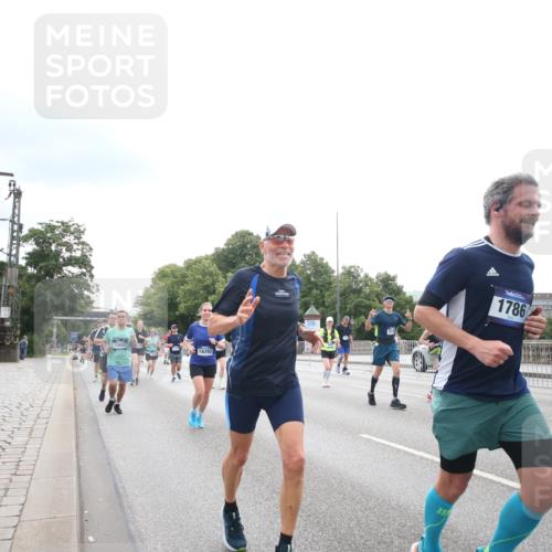 29.06.2025 - hella hamburg halbmarathon Jannik Wohlers http://msf.ph/oto/8151344 29.06.2025 10:35:13 Lombardsbrücke 1336, 1730, 1786, 1821, 2001, 2425, 2787, 3243, 4333, 4902, 4965, 5147, 5240, 5793, 6381, 6746, 6867, 7382, 8567, 9342, 9470, 9803, 9806, 9819, 10565, 10652, 12026, 12408, 12851, 13240, 13318, 13505, 13805, 13899, 14402, 14684, 15032, 16487, 16710, 17289, 17331, 17689, 17817, 17868, 17883, 17974, 17996, 17998, 18036, 18292, 18361, 18524, 18570, 18912 meine-sportfotos.de