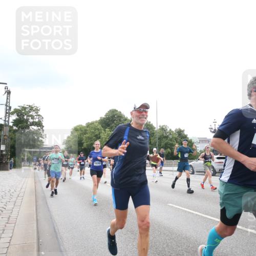 29.06.2025 - hella hamburg halbmarathon Jannik Wohlers http://msf.ph/oto/8151351 29.06.2025 10:35:13 Lombardsbrücke 1336, 1730, 1786, 1821, 2001, 2425, 2787, 3243, 4333, 4902, 4965, 5147, 5240, 5793, 6381, 6746, 6867, 7382, 8567, 9342, 9470, 9803, 9806, 9819, 10565, 10652, 12026, 12408, 12851, 13240, 13318, 13505, 13805, 13899, 14402, 14684, 15032, 16487, 16710, 17289, 17331, 17689, 17817, 17868, 17883, 17974, 17996, 17998, 18036, 18292, 18361, 18524, 18570, 18912 meine-sportfotos.de