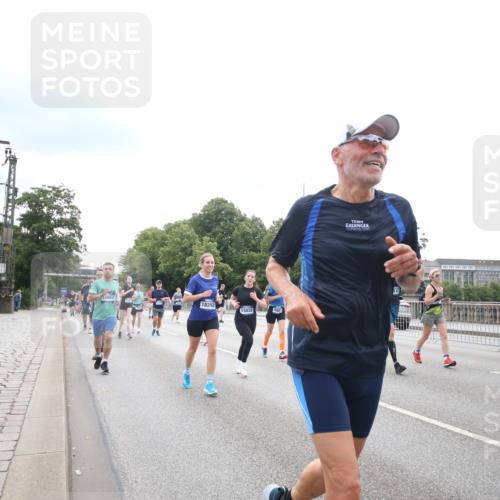 29.06.2025 - hella hamburg halbmarathon Jannik Wohlers http://msf.ph/oto/8151375 29.06.2025 10:35:13 Lombardsbrücke 1336, 1730, 1786, 1821, 2001, 2425, 2787, 3243, 4333, 4902, 4965, 5147, 5240, 5793, 6381, 6746, 6867, 7382, 8567, 9342, 9470, 9803, 9806, 9819, 10565, 10652, 12026, 12408, 12851, 13240, 13318, 13505, 13805, 13899, 14402, 14684, 15032, 16487, 16710, 17289, 17331, 17689, 17817, 17868, 17883, 17974, 17996, 17998, 18036, 18292, 18361, 18524, 18570, 18912 meine-sportfotos.de