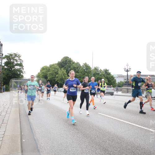 29.06.2025 - hella hamburg halbmarathon Jannik Wohlers http://msf.ph/oto/8151380 29.06.2025 10:35:14 Lombardsbrücke 1336, 1730, 1786, 1821, 2001, 2425, 2787, 3243, 4333, 4902, 4965, 5147, 5240, 5793, 6021, 6381, 6746, 6867, 7382, 8333, 8567, 9342, 9470, 9803, 9806, 9819, 10567, 10652, 12026, 12097, 12408, 12851, 13240, 13318, 13505, 13805, 13899, 14402, 14684, 15032, 16487, 16710, 17289, 17331, 17689, 17817, 17868, 17883, 17974, 17996, 17998, 18036, 18292, 18361, 18524, 18570, 18912 meine-sportfotos.de