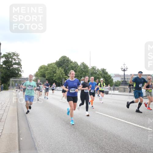 29.06.2025 - hella hamburg halbmarathon Jannik Wohlers http://msf.ph/oto/8151386 29.06.2025 10:35:14 Lombardsbrücke 1336, 1730, 1786, 1821, 2001, 2425, 2787, 3243, 4333, 4902, 4965, 5147, 5240, 5793, 6021, 6381, 6746, 6867, 7382, 8333, 8567, 9342, 9470, 9803, 9806, 9819, 10567, 10652, 12026, 12097, 12408, 12851, 13240, 13318, 13505, 13805, 13899, 14402, 14684, 15032, 16487, 16710, 17289, 17331, 17689, 17817, 17868, 17883, 17974, 17996, 17998, 18036, 18292, 18361, 18524, 18570, 18912 meine-sportfotos.de