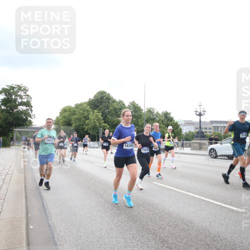 29.06.2025 - hella hamburg halbmarathon Jannik Wohlers http://msf.ph/oto/8151396 29.06.2025 10:35:14 Lombardsbrücke 1336, 1730, 1786, 1821, 2001, 2425, 2787, 3243, 4333, 4902, 4965, 5147, 5240, 5793, 6021, 6381, 6746, 6867, 7382, 8333, 8567, 9342, 9470, 9803, 9806, 9819, 10567, 10652, 12026, 12097, 12408, 12851, 13240, 13318, 13505, 13805, 13899, 14402, 14684, 15032, 16487, 16710, 17289, 17331, 17689, 17817, 17868, 17883, 17974, 17996, 17998, 18036, 18292, 18361, 18524, 18570, 18912 meine-sportfotos.de