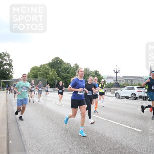 29.06.2025 - hella hamburg halbmarathon Jannik Wohlers http://msf.ph/oto/8151407 29.06.2025 10:35:14 Lombardsbrücke 1336, 1730, 1786, 1821, 2001, 2425, 2787, 3243, 4333, 4902, 4965, 5147, 5240, 5793, 6021, 6381, 6746, 6867, 7382, 8333, 8567, 9342, 9470, 9803, 9806, 9819, 10567, 10652, 12026, 12097, 12408, 12851, 13240, 13318, 13505, 13805, 13899, 14402, 14684, 15032, 16487, 16710, 17289, 17331, 17689, 17817, 17868, 17883, 17974, 17996, 17998, 18036, 18292, 18361, 18524, 18570, 18912 meine-sportfotos.de