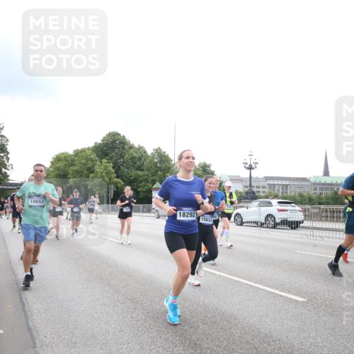 29.06.2025 - hella hamburg halbmarathon Jannik Wohlers http://msf.ph/oto/8151416 29.06.2025 10:35:14 Lombardsbrücke 1336, 1730, 1786, 1821, 2001, 2425, 2787, 3243, 4333, 4902, 4965, 5147, 5240, 5793, 6021, 6381, 6746, 6867, 7382, 8333, 8567, 9342, 9470, 9803, 9806, 9819, 10567, 10652, 12026, 12097, 12408, 12851, 13240, 13318, 13505, 13805, 13899, 14402, 14684, 15032, 16487, 16710, 17289, 17331, 17689, 17817, 17868, 17883, 17974, 17996, 17998, 18036, 18292, 18361, 18524, 18570, 18912 meine-sportfotos.de