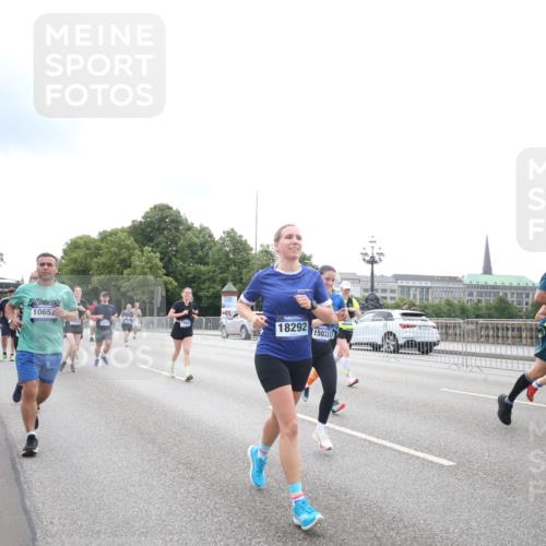29.06.2025 - hella hamburg halbmarathon Jannik Wohlers http://msf.ph/oto/8151423 29.06.2025 10:35:14 Lombardsbrücke 1336, 1730, 1786, 1821, 2001, 2425, 2787, 3243, 4333, 4902, 4965, 5147, 5240, 5793, 6021, 6381, 6746, 6867, 7382, 8333, 8567, 9342, 9470, 9803, 9806, 9819, 10567, 10652, 12026, 12097, 12408, 12851, 13240, 13318, 13505, 13805, 13899, 14402, 14684, 15032, 16487, 16710, 17289, 17331, 17689, 17817, 17868, 17883, 17974, 17996, 17998, 18036, 18292, 18361, 18524, 18570, 18912 meine-sportfotos.de