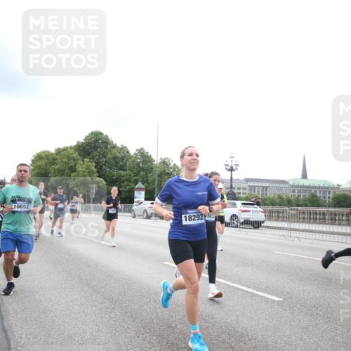 29.06.2025 - hella hamburg halbmarathon Jannik Wohlers http://msf.ph/oto/8151428 29.06.2025 10:35:15 Lombardsbrücke 1108, 1336, 1730, 1786, 2001, 2425, 2787, 2811, 3243, 4333, 4902, 4965, 5147, 5240, 6021, 6381, 6746, 6867, 7304, 7382, 8333, 8567, 9342, 9470, 9803, 9806, 9819, 10119, 10567, 10652, 12026, 12097, 12408, 12851, 13240, 13318, 13505, 13805, 13899, 14402, 14684, 15032, 16487, 16710, 17289, 17331, 17689, 17817, 17868, 17883, 17974, 17996, 17998, 18036, 18292, 18361, 18524, 18570, 18912 meine-sportfotos.de
