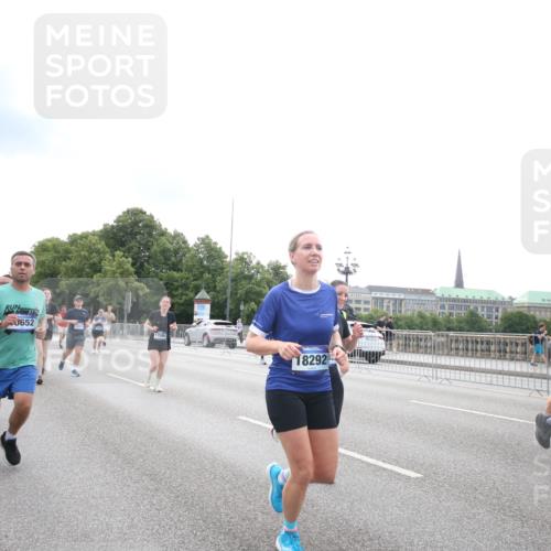 29.06.2025 - hella hamburg halbmarathon Jannik Wohlers http://msf.ph/oto/8151430 29.06.2025 10:35:15 Lombardsbrücke 1108, 1336, 1730, 1786, 2001, 2425, 2787, 2811, 3243, 4333, 4902, 4965, 5147, 5240, 6021, 6381, 6746, 6867, 7304, 7382, 8333, 8567, 9342, 9470, 9803, 9806, 9819, 10119, 10567, 10652, 12026, 12097, 12408, 12851, 13240, 13318, 13505, 13805, 13899, 14402, 14684, 15032, 16487, 16710, 17289, 17331, 17689, 17817, 17868, 17883, 17974, 17996, 17998, 18036, 18292, 18361, 18524, 18570, 18912 meine-sportfotos.de