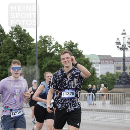29.06.2025 - hella hamburg halbmarathon Jannik Wohlers http://msf.ph/oto/8151434 29.06.2025 10:51:41 Lombardsbrücke 1418, 1978, 3038, 4087, 4273, 4436, 4598, 4606, 5062, 6403, 6404, 6406, 6456, 6985, 7682, 8194, 8196, 8250, 8251, 8621, 9460, 9730, 10342, 10533, 10673, 11101, 11126, 11127, 11375, 12089, 12510, 12525, 12969, 13538, 14215, 14235, 14720, 15128, 16015, 16234, 17253, 17277, 17902, 18078, 18221, 18615, 18780, 18975 meine-sportfotos.de