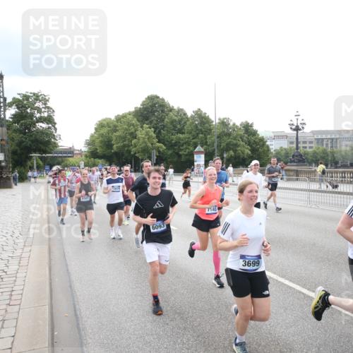 29.06.2025 - hella hamburg halbmarathon Jannik Wohlers http://msf.ph/oto/8151439 29.06.2025 10:35:50 Lombardsbrücke 1008, 1010, 1102, 1775, 1780, 1835, 2870, 3404, 3699, 3741, 3877, 4245, 4326, 4442, 4937, 5246, 5427, 5540, 5573, 5666, 5809, 5919, 6092, 6093, 6184, 6417, 6896, 7086, 7111, 7140, 7275, 7575, 7576, 8356, 8498, 8581, 9229, 9978, 10146, 10336, 10341, 10577, 11010, 11541, 12343, 12660, 12661, 13227, 13422, 13600, 13602, 13679, 14134, 14249, 14251, 14296, 15075, 15078, 15234, 15248, 15370, 15587, 15617, 15618, 15676, 15677, 15876 meine-sportfotos.de