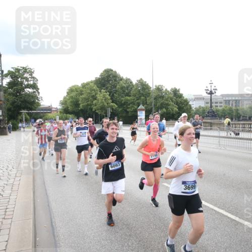 29.06.2025 - hella hamburg halbmarathon Jannik Wohlers http://msf.ph/oto/8151444 29.06.2025 10:35:50 Lombardsbrücke 1008, 1010, 1102, 1775, 1780, 1835, 2870, 3404, 3699, 3741, 3877, 4245, 4326, 4442, 4937, 5246, 5427, 5540, 5573, 5666, 5809, 5919, 6092, 6093, 6184, 6417, 6896, 7086, 7111, 7140, 7275, 7575, 7576, 8356, 8498, 8581, 9229, 9978, 10146, 10336, 10341, 10577, 11010, 11541, 12343, 12660, 12661, 13227, 13422, 13600, 13602, 13679, 14134, 14249, 14251, 14296, 15075, 15078, 15234, 15248, 15370, 15587, 15617, 15618, 15676, 15677, 15876 meine-sportfotos.de