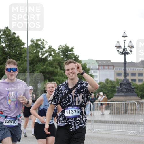 29.06.2025 - hella hamburg halbmarathon Jannik Wohlers http://msf.ph/oto/8151445 29.06.2025 10:51:41 Lombardsbrücke 1418, 1978, 3038, 4087, 4273, 4436, 4598, 4606, 5062, 6403, 6404, 6406, 6456, 6985, 7682, 8194, 8196, 8250, 8251, 8621, 9460, 9730, 10342, 10533, 10673, 11101, 11126, 11127, 11375, 12089, 12510, 12525, 12969, 13538, 14215, 14235, 14720, 15128, 16015, 16234, 17253, 17277, 17902, 18078, 18221, 18615, 18780, 18975 meine-sportfotos.de