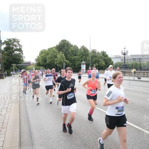 29.06.2025 - hella hamburg halbmarathon Jannik Wohlers http://msf.ph/oto/8151449 29.06.2025 10:35:50 Lombardsbrücke 1008, 1010, 1102, 1775, 1780, 1835, 2870, 3404, 3699, 3741, 3877, 4245, 4326, 4442, 4937, 5246, 5427, 5540, 5573, 5666, 5809, 5919, 6092, 6093, 6184, 6417, 6896, 7086, 7111, 7140, 7275, 7575, 7576, 8356, 8498, 8581, 9229, 9978, 10146, 10336, 10341, 10577, 11010, 11541, 12343, 12660, 12661, 13227, 13422, 13600, 13602, 13679, 14134, 14249, 14251, 14296, 15075, 15078, 15234, 15248, 15370, 15587, 15617, 15618, 15676, 15677, 15876 meine-sportfotos.de
