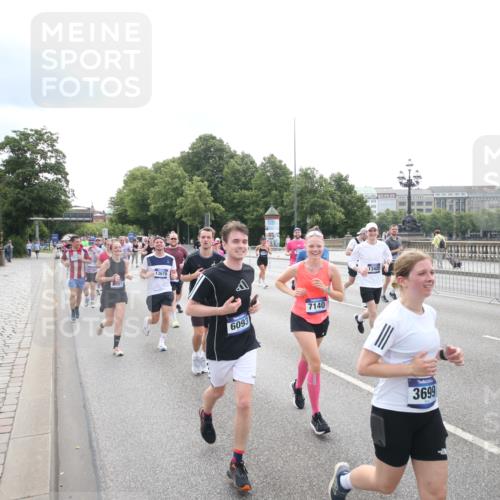 29.06.2025 - hella hamburg halbmarathon Jannik Wohlers http://msf.ph/oto/8151454 29.06.2025 10:35:51 Lombardsbrücke 1008, 1010, 1102, 1775, 1780, 1835, 2870, 3398, 3404, 3699, 3741, 3877, 4245, 4326, 4442, 4937, 5012, 5246, 5427, 5540, 5573, 5666, 5809, 5919, 6092, 6093, 6184, 6417, 6896, 7086, 7111, 7140, 7275, 7575, 7576, 8356, 8498, 8581, 9117, 9229, 9978, 10112, 10146, 10336, 10341, 10577, 11010, 11541, 12343, 12660, 12661, 13227, 13422, 13600, 13602, 13679, 14249, 14251, 14296, 15075, 15078, 15234, 15248, 15370, 15587, 15617, 15618, 15676, 15677, 15876 meine-sportfotos.de