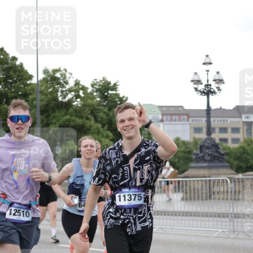 29.06.2025 - hella hamburg halbmarathon Jannik Wohlers http://msf.ph/oto/8151456 29.06.2025 10:51:41 Lombardsbrücke 1418, 1978, 3038, 4087, 4273, 4436, 4598, 4606, 5062, 6403, 6404, 6406, 6456, 6985, 7682, 8194, 8196, 8250, 8251, 8621, 9460, 9730, 10342, 10533, 10673, 11101, 11126, 11127, 11375, 12089, 12510, 12525, 12969, 13538, 14215, 14235, 14720, 15128, 16015, 16234, 17253, 17277, 17902, 18078, 18221, 18615, 18780, 18975 meine-sportfotos.de