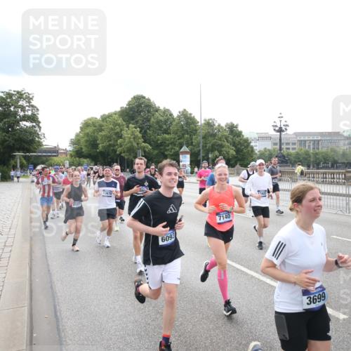 29.06.2025 - hella hamburg halbmarathon Jannik Wohlers http://msf.ph/oto/8151459 29.06.2025 10:35:51 Lombardsbrücke 1008, 1010, 1102, 1775, 1780, 1835, 2870, 3398, 3404, 3699, 3741, 3877, 4245, 4326, 4442, 4937, 5012, 5246, 5427, 5540, 5573, 5666, 5809, 5919, 6092, 6093, 6184, 6417, 6896, 7086, 7111, 7140, 7275, 7575, 7576, 8356, 8498, 8581, 9117, 9229, 9978, 10112, 10146, 10336, 10341, 10577, 11010, 11541, 12343, 12660, 12661, 13227, 13422, 13600, 13602, 13679, 14249, 14251, 14296, 15075, 15078, 15234, 15248, 15370, 15587, 15617, 15618, 15676, 15677, 15876 meine-sportfotos.de