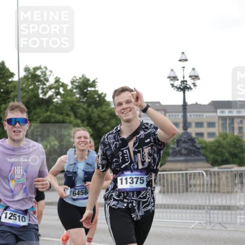 29.06.2025 - hella hamburg halbmarathon Jannik Wohlers http://msf.ph/oto/8151467 29.06.2025 10:51:41 Lombardsbrücke 1418, 1978, 3038, 4087, 4273, 4436, 4598, 4606, 5062, 6403, 6404, 6406, 6456, 6985, 7682, 8194, 8196, 8250, 8251, 8621, 9460, 9730, 10342, 10533, 10673, 11101, 11126, 11127, 11375, 12089, 12510, 12525, 12969, 13538, 14215, 14235, 14720, 15128, 16015, 16234, 17253, 17277, 17902, 18078, 18221, 18615, 18780, 18975 meine-sportfotos.de