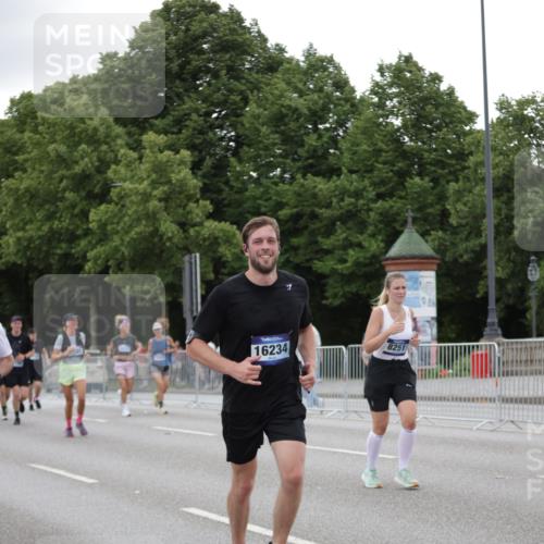 29.06.2025 - hella hamburg halbmarathon Jannik Wohlers http://msf.ph/oto/8151476 29.06.2025 10:51:42 Lombardsbrücke 1418, 1978, 3038, 4087, 4273, 4436, 4598, 4606, 5062, 5262, 6403, 6404, 6406, 6456, 6985, 7682, 7691, 8194, 8196, 8250, 8251, 8621, 9460, 9730, 10342, 10533, 10673, 11101, 11126, 11127, 11375, 12089, 12510, 12525, 12969, 13538, 14215, 14235, 14720, 15128, 16015, 16234, 17253, 17277, 17326, 17327, 17902, 18078, 18221, 18615, 18975 meine-sportfotos.de