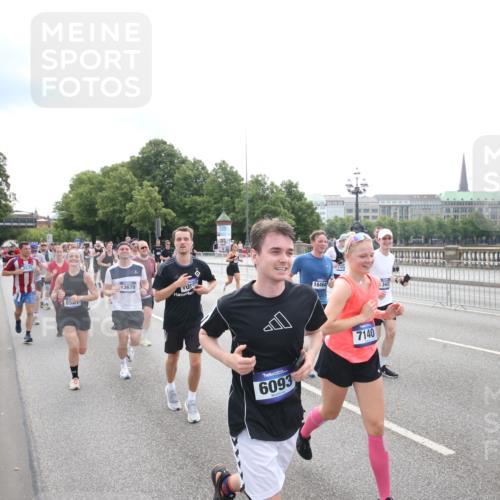 29.06.2025 - hella hamburg halbmarathon Jannik Wohlers http://msf.ph/oto/8151477 29.06.2025 10:35:51 Lombardsbrücke 1008, 1010, 1102, 1775, 1780, 1835, 2870, 3398, 3404, 3699, 3741, 3877, 4245, 4326, 4442, 4937, 5012, 5246, 5427, 5540, 5573, 5666, 5809, 5919, 6092, 6093, 6184, 6417, 6896, 7086, 7111, 7140, 7275, 7575, 7576, 8356, 8498, 8581, 9117, 9229, 9978, 10112, 10146, 10336, 10341, 10577, 11010, 11541, 12343, 12660, 12661, 13227, 13422, 13600, 13602, 13679, 14249, 14251, 14296, 15075, 15078, 15234, 15248, 15370, 15587, 15617, 15618, 15676, 15677, 15876 meine-sportfotos.de