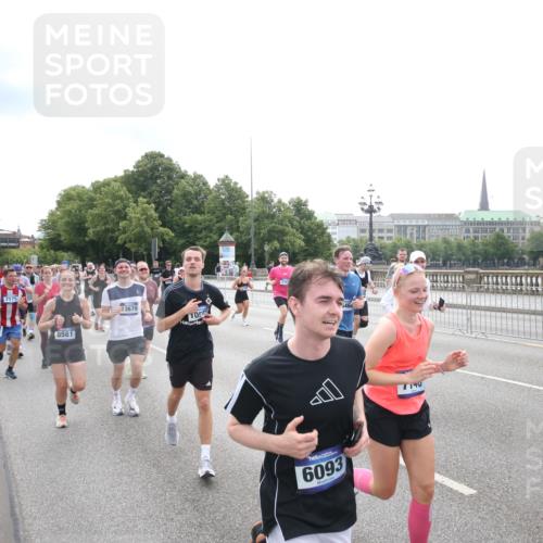 29.06.2025 - hella hamburg halbmarathon Jannik Wohlers http://msf.ph/oto/8151482 29.06.2025 10:35:51 Lombardsbrücke 1008, 1010, 1102, 1775, 1780, 1835, 2870, 3398, 3404, 3699, 3741, 3877, 4245, 4326, 4442, 4937, 5012, 5246, 5427, 5540, 5573, 5666, 5809, 5919, 6092, 6093, 6184, 6417, 6896, 7086, 7111, 7140, 7275, 7575, 7576, 8356, 8498, 8581, 9117, 9229, 9978, 10112, 10146, 10336, 10341, 10577, 11010, 11541, 12343, 12660, 12661, 13227, 13422, 13600, 13602, 13679, 14249, 14251, 14296, 15075, 15078, 15234, 15248, 15370, 15587, 15617, 15618, 15676, 15677, 15876 meine-sportfotos.de