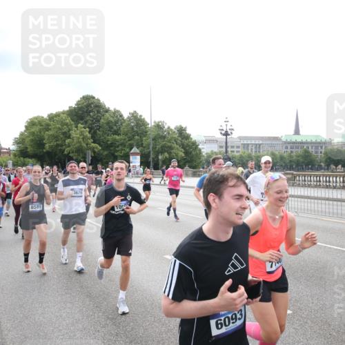 29.06.2025 - hella hamburg halbmarathon Jannik Wohlers http://msf.ph/oto/8151488 29.06.2025 10:35:51 Lombardsbrücke 1008, 1010, 1102, 1775, 1780, 1835, 2870, 3398, 3404, 3699, 3741, 3877, 4245, 4326, 4442, 4937, 5012, 5246, 5427, 5540, 5573, 5666, 5809, 5919, 6092, 6093, 6184, 6417, 6896, 7086, 7111, 7140, 7275, 7575, 7576, 8356, 8498, 8581, 9117, 9229, 9978, 10112, 10146, 10336, 10341, 10577, 11010, 11541, 12343, 12660, 12661, 13227, 13422, 13600, 13602, 13679, 14249, 14251, 14296, 15075, 15078, 15234, 15248, 15370, 15587, 15617, 15618, 15676, 15677, 15876 meine-sportfotos.de