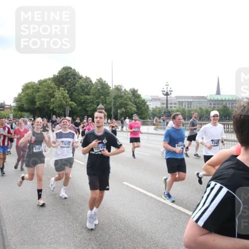 29.06.2025 - hella hamburg halbmarathon Jannik Wohlers http://msf.ph/oto/8151496 29.06.2025 10:35:51 Lombardsbrücke 1008, 1010, 1102, 1775, 1780, 1835, 2870, 3398, 3404, 3699, 3741, 3877, 4245, 4326, 4442, 4937, 5012, 5246, 5427, 5540, 5573, 5666, 5809, 5919, 6092, 6093, 6184, 6417, 6896, 7086, 7111, 7140, 7275, 7575, 7576, 8356, 8498, 8581, 9117, 9229, 9978, 10112, 10146, 10336, 10341, 10577, 11010, 11541, 12343, 12660, 12661, 13227, 13422, 13600, 13602, 13679, 14249, 14251, 14296, 15075, 15078, 15234, 15248, 15370, 15587, 15617, 15618, 15676, 15677, 15876 meine-sportfotos.de