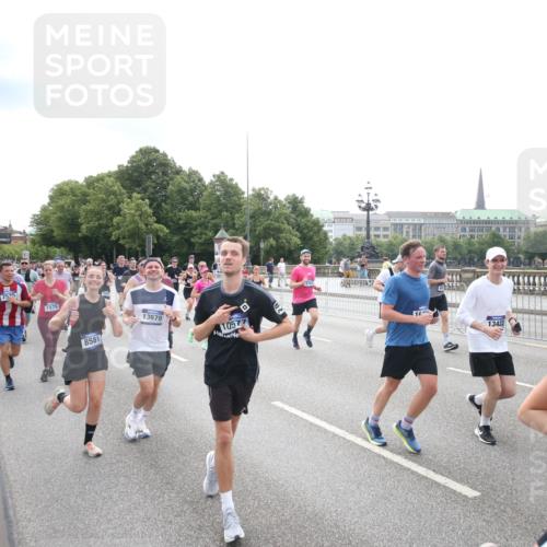 29.06.2025 - hella hamburg halbmarathon Jannik Wohlers http://msf.ph/oto/8151503 29.06.2025 10:35:51 Lombardsbrücke 1008, 1010, 1102, 1775, 1780, 1835, 2870, 3398, 3404, 3699, 3741, 3877, 4245, 4326, 4442, 4937, 5012, 5246, 5427, 5540, 5573, 5666, 5809, 5919, 6092, 6093, 6184, 6417, 6896, 7086, 7111, 7140, 7275, 7575, 7576, 8356, 8498, 8581, 9117, 9229, 9978, 10112, 10146, 10336, 10341, 10577, 11010, 11541, 12343, 12660, 12661, 13227, 13422, 13600, 13602, 13679, 14249, 14251, 14296, 15075, 15078, 15234, 15248, 15370, 15587, 15617, 15618, 15676, 15677, 15876 meine-sportfotos.de