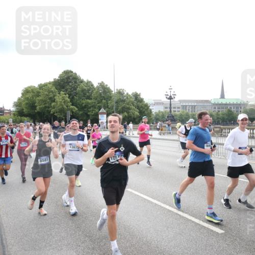 29.06.2025 - hella hamburg halbmarathon Jannik Wohlers http://msf.ph/oto/8151508 29.06.2025 10:35:52 Lombardsbrücke 1008, 1010, 1102, 1775, 1780, 1835, 2870, 3398, 3404, 3699, 3741, 3877, 4245, 4326, 4442, 4937, 5012, 5246, 5427, 5540, 5573, 5666, 5809, 5919, 6092, 6093, 6417, 6896, 7086, 7111, 7140, 7275, 7575, 7576, 8356, 8498, 8530, 8581, 9117, 9229, 9978, 10024, 10112, 10146, 10336, 10341, 10577, 11010, 11541, 11637, 12343, 12660, 12661, 13227, 13422, 13600, 13679, 14249, 14251, 14296, 15075, 15078, 15234, 15248, 15370, 15587, 15617, 15618, 15676, 15677, 15876 meine-sportfotos.de