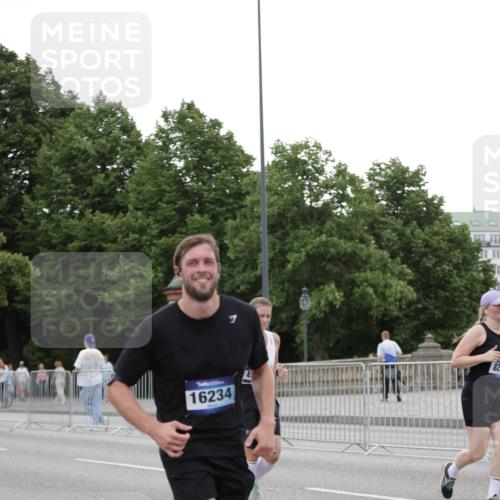 29.06.2025 - hella hamburg halbmarathon Jannik Wohlers http://msf.ph/oto/8151511 29.06.2025 10:51:42 Lombardsbrücke 1418, 1978, 3038, 4087, 4273, 4436, 4598, 4606, 5062, 5262, 6403, 6404, 6406, 6456, 6985, 7682, 7691, 8194, 8196, 8250, 8251, 8621, 9460, 9730, 10342, 10533, 10673, 11101, 11126, 11127, 11375, 12089, 12510, 12525, 12969, 13538, 14215, 14235, 14720, 15128, 16015, 16234, 17253, 17277, 17326, 17327, 17902, 18078, 18221, 18615, 18975 meine-sportfotos.de