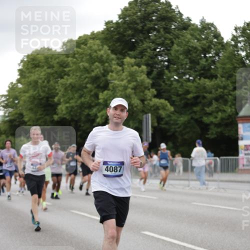 29.06.2025 - hella hamburg halbmarathon Jannik Wohlers http://msf.ph/oto/8151516 29.06.2025 10:51:43 Lombardsbrücke 1418, 1978, 3038, 4087, 4273, 4436, 4598, 4606, 5062, 5262, 6403, 6404, 6406, 6456, 6985, 7682, 7691, 8194, 8196, 8250, 8251, 8621, 9368, 9460, 9730, 10342, 10533, 10673, 11101, 11126, 11127, 11375, 12089, 12510, 12525, 12969, 13538, 14215, 14235, 14720, 15128, 16015, 16234, 16262, 16973, 17253, 17277, 17326, 17327, 17902, 18078, 18221, 18615 meine-sportfotos.de