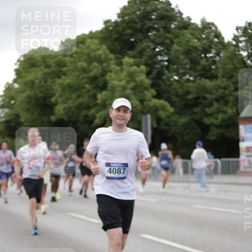 29.06.2025 - hella hamburg halbmarathon Jannik Wohlers http://msf.ph/oto/8151522 29.06.2025 10:51:43 Lombardsbrücke 1418, 1978, 3038, 4087, 4273, 4436, 4598, 4606, 5062, 5262, 6403, 6404, 6406, 6456, 6985, 7682, 7691, 8194, 8196, 8250, 8251, 8621, 9368, 9460, 9730, 10342, 10533, 10673, 11101, 11126, 11127, 11375, 12089, 12510, 12525, 12969, 13538, 14215, 14235, 14720, 15128, 16015, 16234, 16262, 16973, 17253, 17277, 17326, 17327, 17902, 18078, 18221, 18615 meine-sportfotos.de