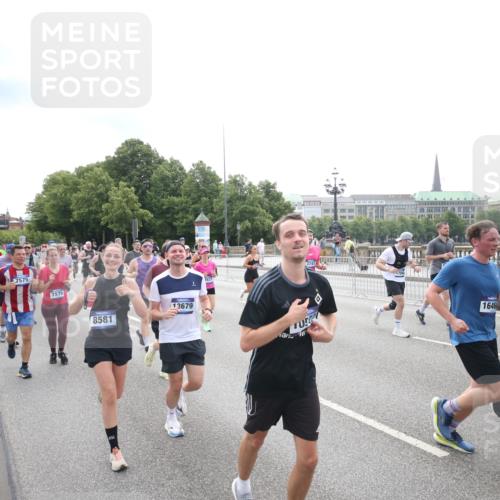 29.06.2025 - hella hamburg halbmarathon Jannik Wohlers http://msf.ph/oto/8151524 29.06.2025 10:35:52 Lombardsbrücke 1008, 1010, 1102, 1775, 1780, 1835, 2870, 3398, 3404, 3699, 3741, 3877, 4245, 4326, 4442, 4937, 5012, 5246, 5427, 5540, 5573, 5666, 5809, 5919, 6092, 6093, 6417, 6896, 7086, 7111, 7140, 7275, 7575, 7576, 8356, 8498, 8530, 8581, 9117, 9229, 9978, 10024, 10112, 10146, 10336, 10341, 10577, 11010, 11541, 11637, 12343, 12660, 12661, 13227, 13422, 13600, 13679, 14249, 14251, 14296, 15075, 15078, 15234, 15248, 15370, 15587, 15617, 15618, 15676, 15677, 15876 meine-sportfotos.de