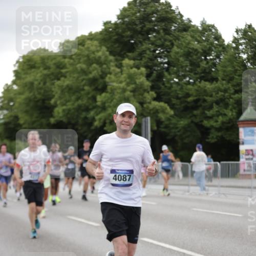 29.06.2025 - hella hamburg halbmarathon Jannik Wohlers http://msf.ph/oto/8151526 29.06.2025 10:51:43 Lombardsbrücke 1418, 1978, 3038, 4087, 4273, 4436, 4598, 4606, 5062, 5262, 6403, 6404, 6406, 6456, 6985, 7682, 7691, 8194, 8196, 8250, 8251, 8621, 9368, 9460, 9730, 10342, 10533, 10673, 11101, 11126, 11127, 11375, 12089, 12510, 12525, 12969, 13538, 14215, 14235, 14720, 15128, 16015, 16234, 16262, 16973, 17253, 17277, 17326, 17327, 17902, 18078, 18221, 18615 meine-sportfotos.de