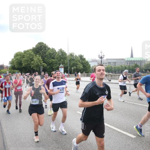 29.06.2025 - hella hamburg halbmarathon Jannik Wohlers http://msf.ph/oto/8151528 29.06.2025 10:35:52 Lombardsbrücke 1008, 1010, 1102, 1775, 1780, 1835, 2870, 3398, 3404, 3699, 3741, 3877, 4245, 4326, 4442, 4937, 5012, 5246, 5427, 5540, 5573, 5666, 5809, 5919, 6092, 6093, 6417, 6896, 7086, 7111, 7140, 7275, 7575, 7576, 8356, 8498, 8530, 8581, 9117, 9229, 9978, 10024, 10112, 10146, 10336, 10341, 10577, 11010, 11541, 11637, 12343, 12660, 12661, 13227, 13422, 13600, 13679, 14249, 14251, 14296, 15075, 15078, 15234, 15248, 15370, 15587, 15617, 15618, 15676, 15677, 15876 meine-sportfotos.de